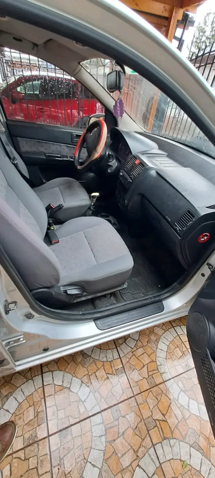 Hyundai getz plateado en buen estado - 4