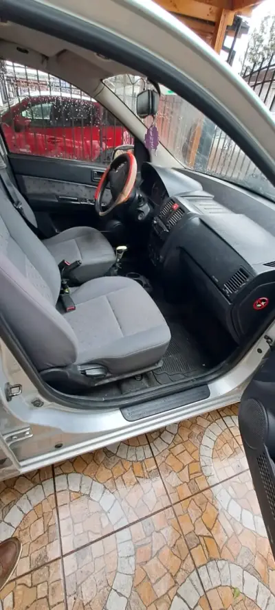 Hyundai getz plateado en buen estado - miniatura 4