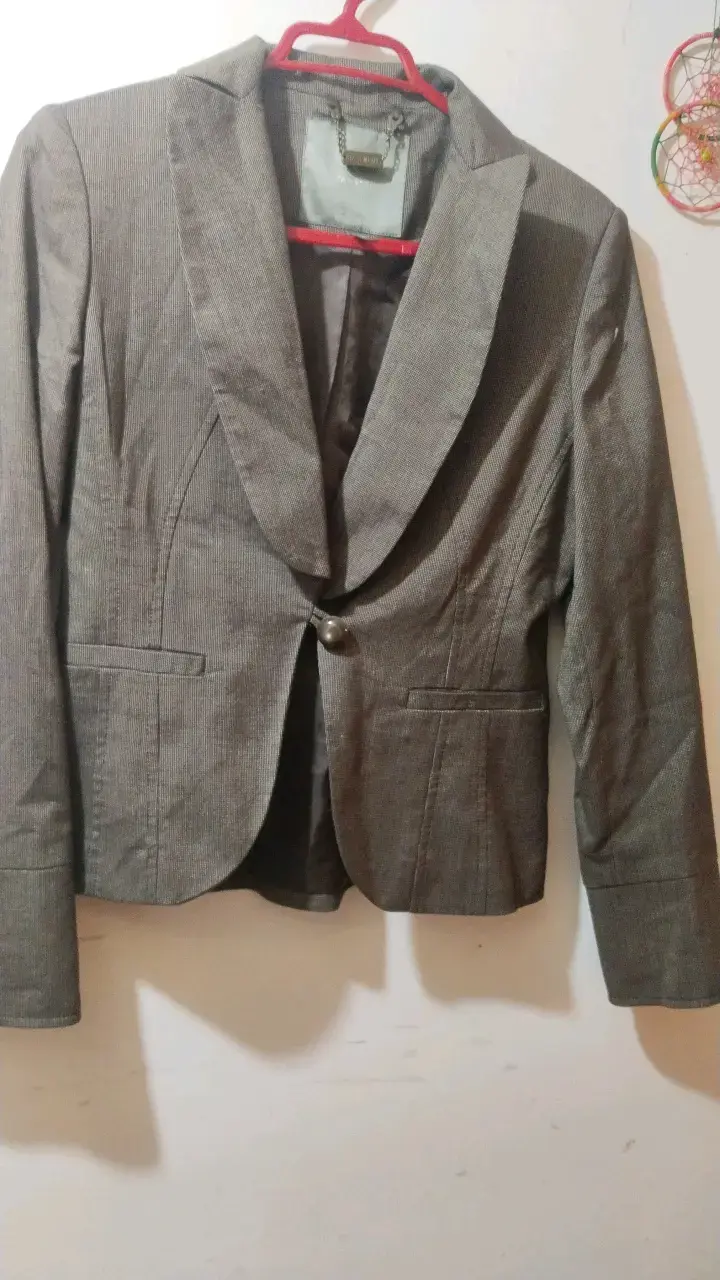 Blazer gris para mujer con botones decorativos - 1