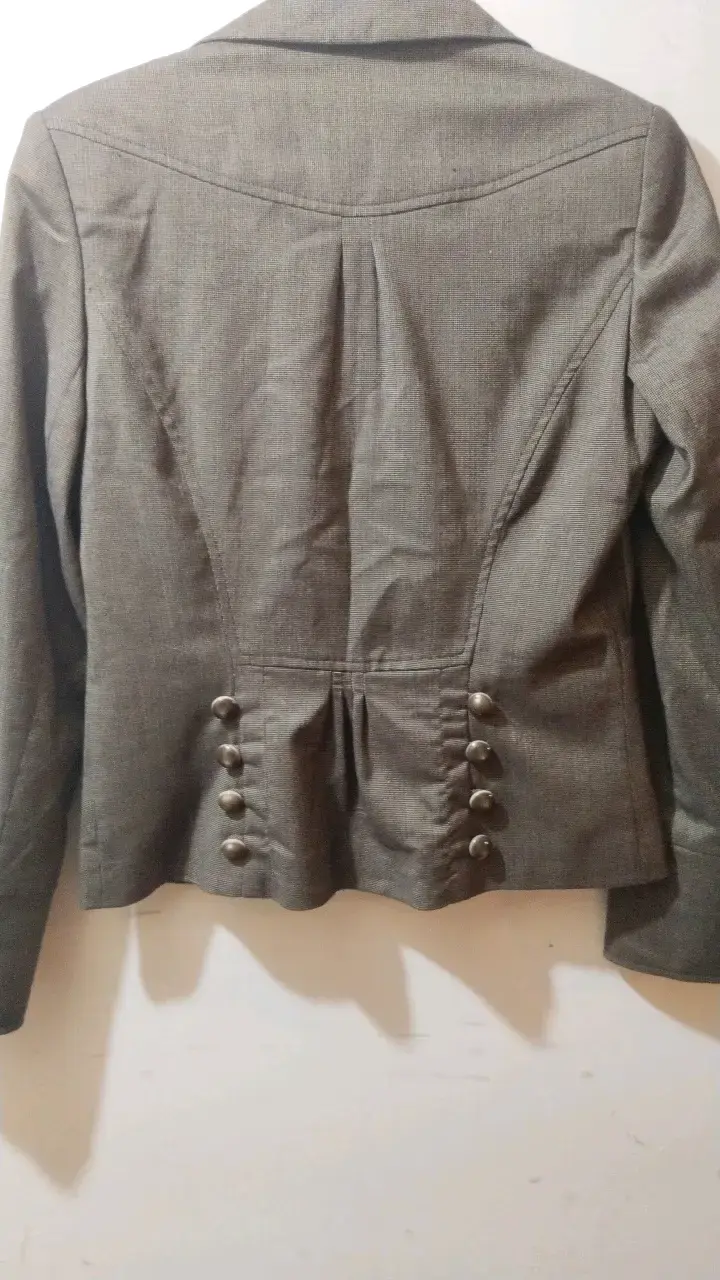 Blazer gris para mujer con botones decorativos - 2