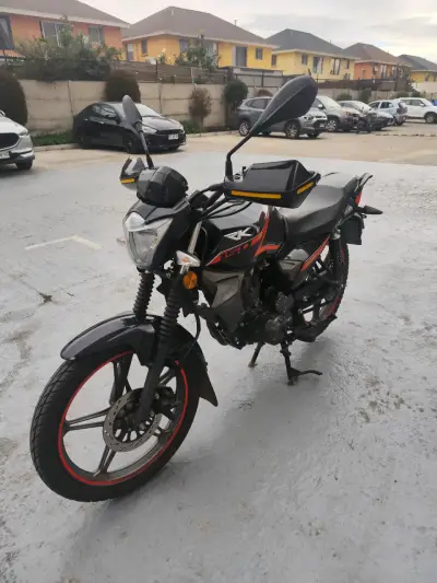 Moto Keeway RK 150 negra buen estado - miniatura 1