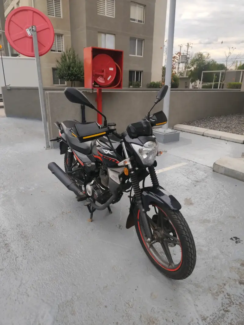 Moto Keeway RK 150 negra buen estado - 2