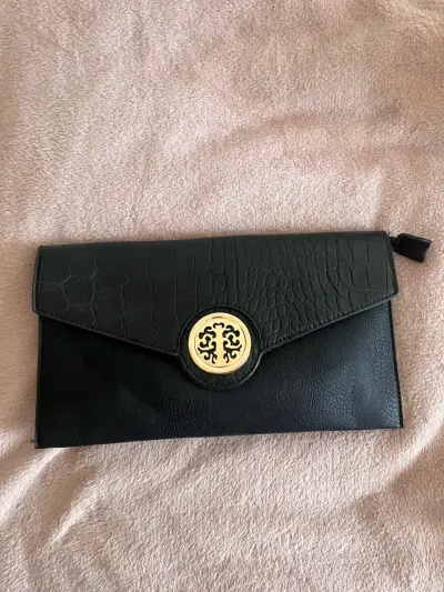 Cartera de mano negra con diseño elegante - miniatura 1