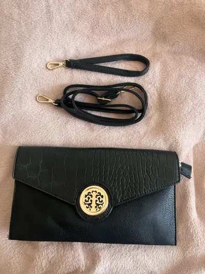 Cartera de mano negra con diseño elegante - miniatura 2