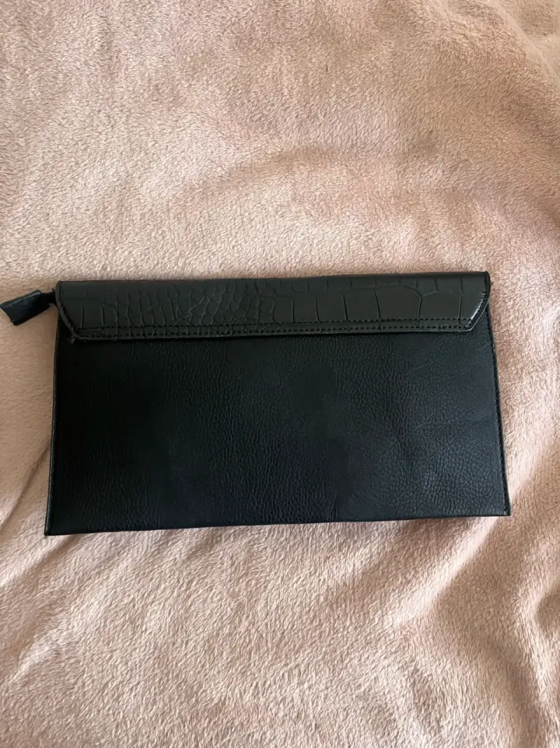 Cartera de mano negra con diseño elegante - 3