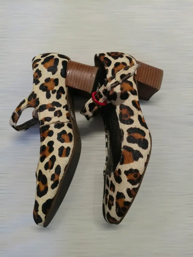 Zapatos de tacón bajo con estampado animal print - 4
