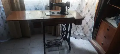 Máquina de Coser Antigua con Mesa de Madera - miniatura 1