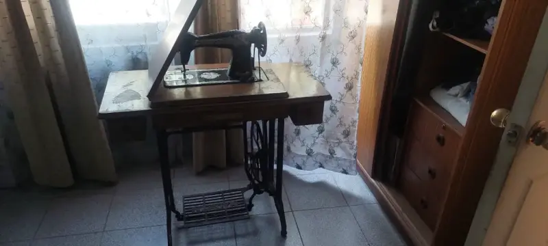 Máquina de Coser Antigua con Mesa de Madera - 2