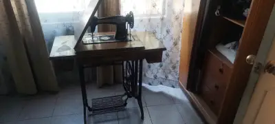 Máquina de Coser Antigua con Mesa de Madera - miniatura 2
