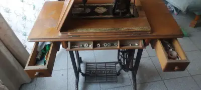 Máquina de Coser Antigua con Mesa de Madera - miniatura 3