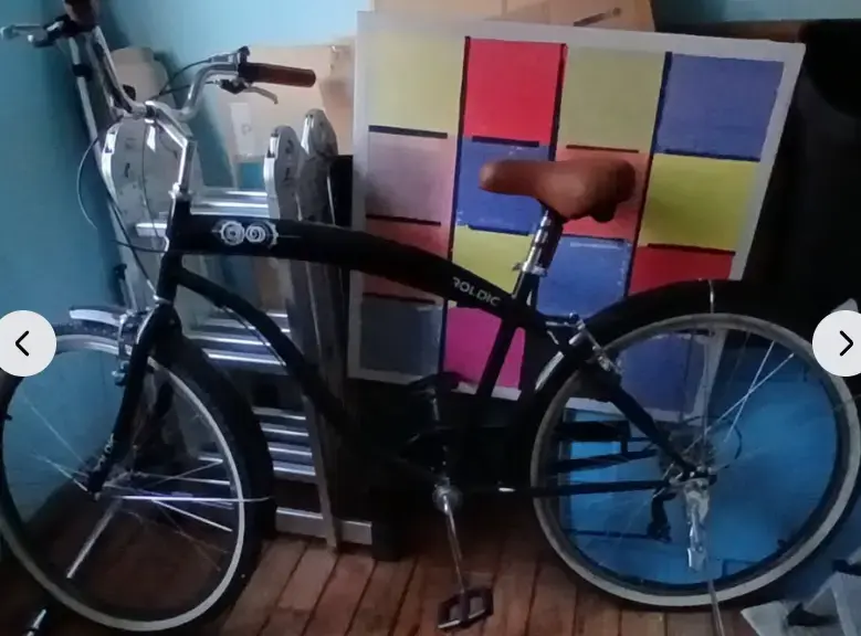 Bicicleta urbana negra con asiento marrón - 2