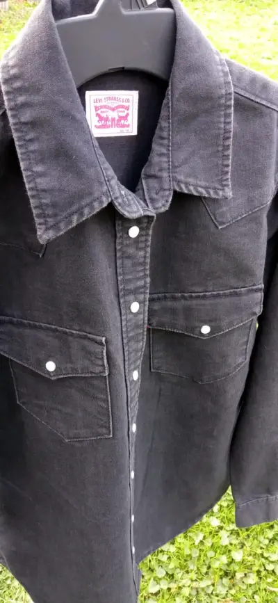 Camisa de mezclilla negra Levi's para mujer - miniatura 2