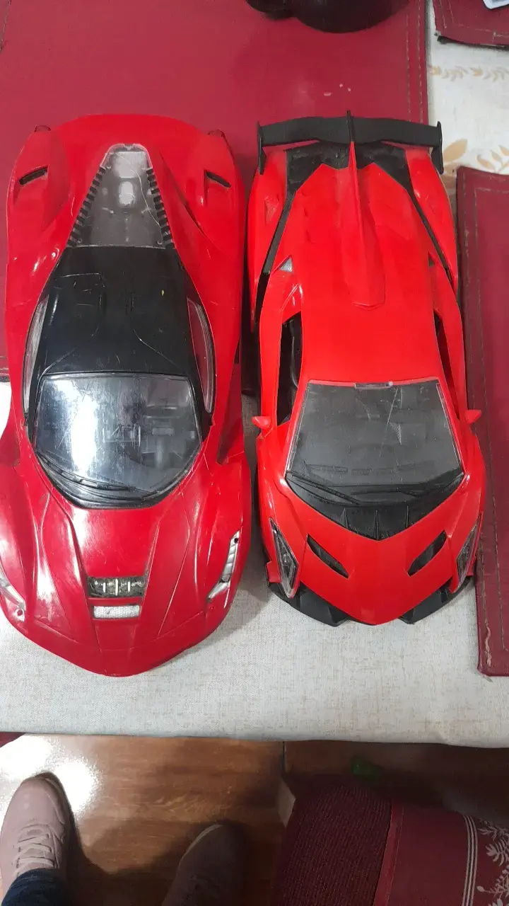 Autos de juguete deportivos rojos