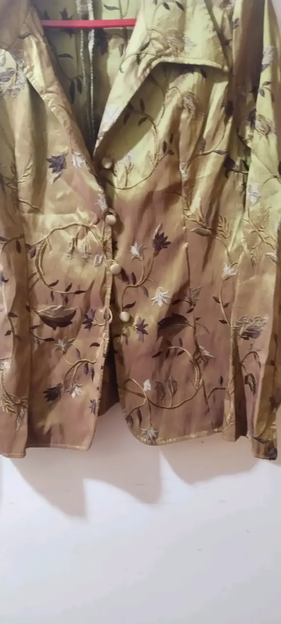 Chaqueta de mujer con bordado floral dorado