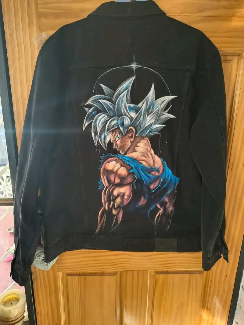 Chaqueta de mezclilla negra con diseño anime - 1