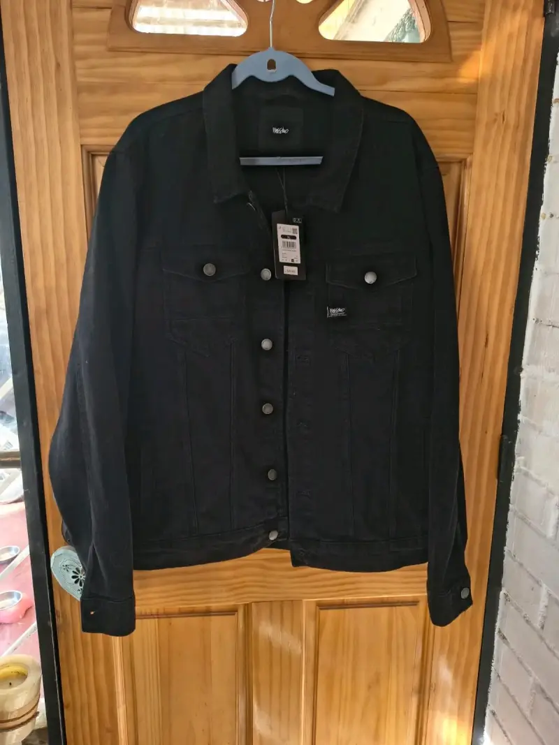 Chaqueta de mezclilla negra con diseño anime - 2