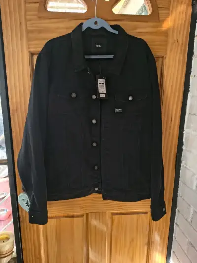 Chaqueta de mezclilla negra con diseño anime - miniatura 2