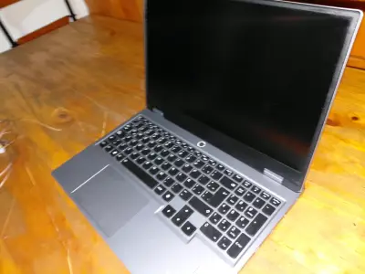Laptop Lenovo LOQ con pantalla de 15 pulgadas - miniatura 1
