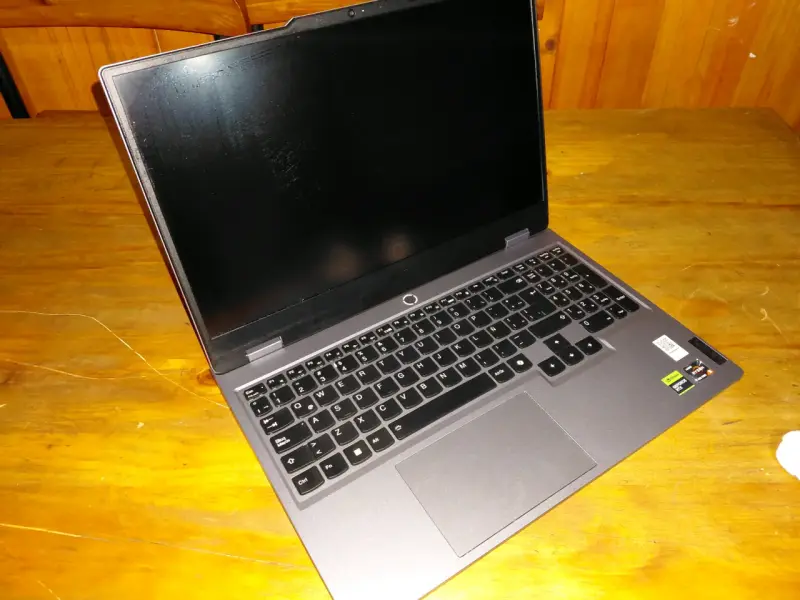 Laptop Lenovo LOQ con pantalla de 15 pulgadas - 2