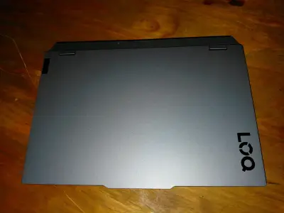 Laptop Lenovo LOQ con pantalla de 15 pulgadas - miniatura 3