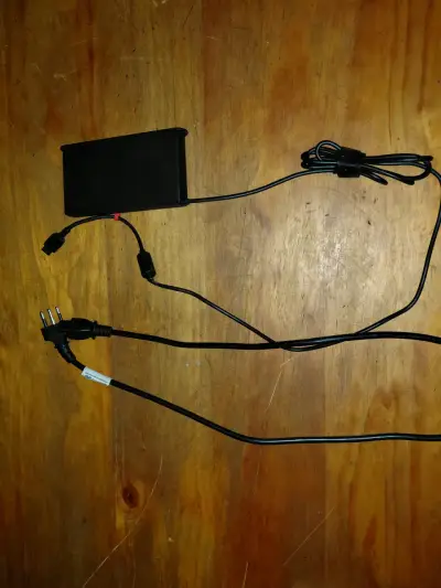 Laptop Lenovo LOQ con pantalla de 15 pulgadas - miniatura 5