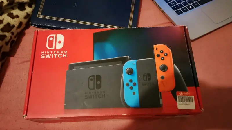 Consola Nintendo Switch con Joy-Con Azul y Rojo - 1