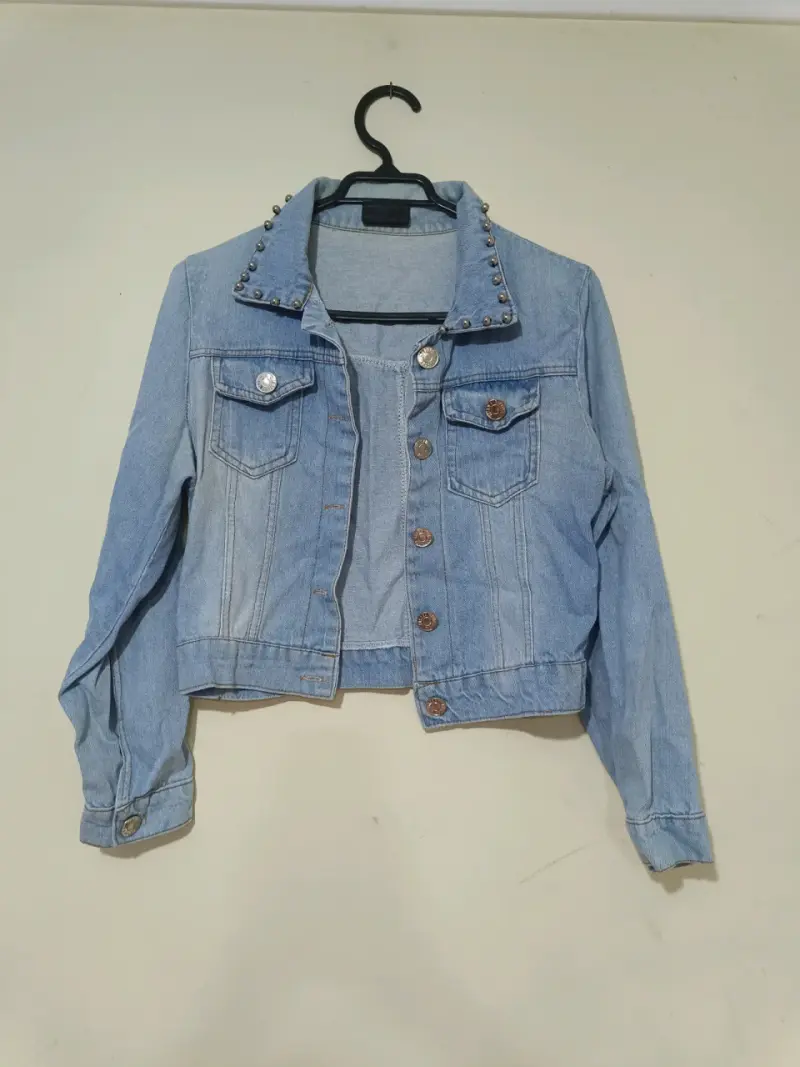 Chaqueta de mezclilla con tachas para mujer