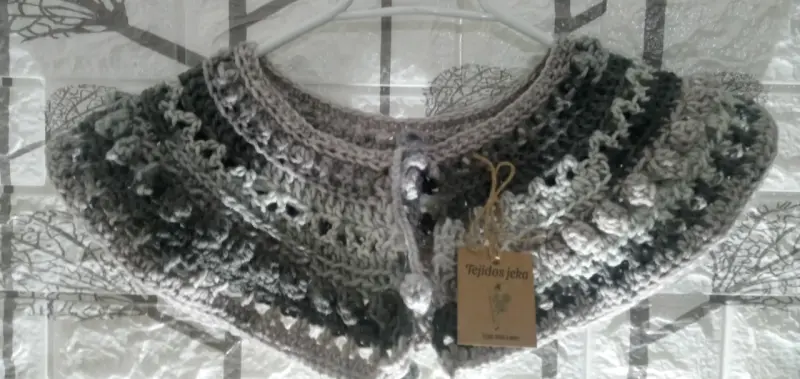 Cuello tejido a crochet gris y negro - 1