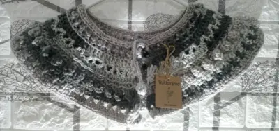 Cuello tejido a crochet gris y negro - miniatura 2