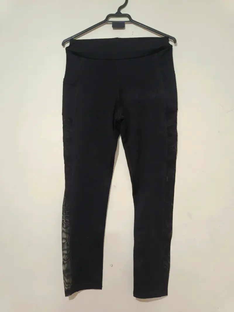 Leggings deportivos negros con paneles de malla - 1