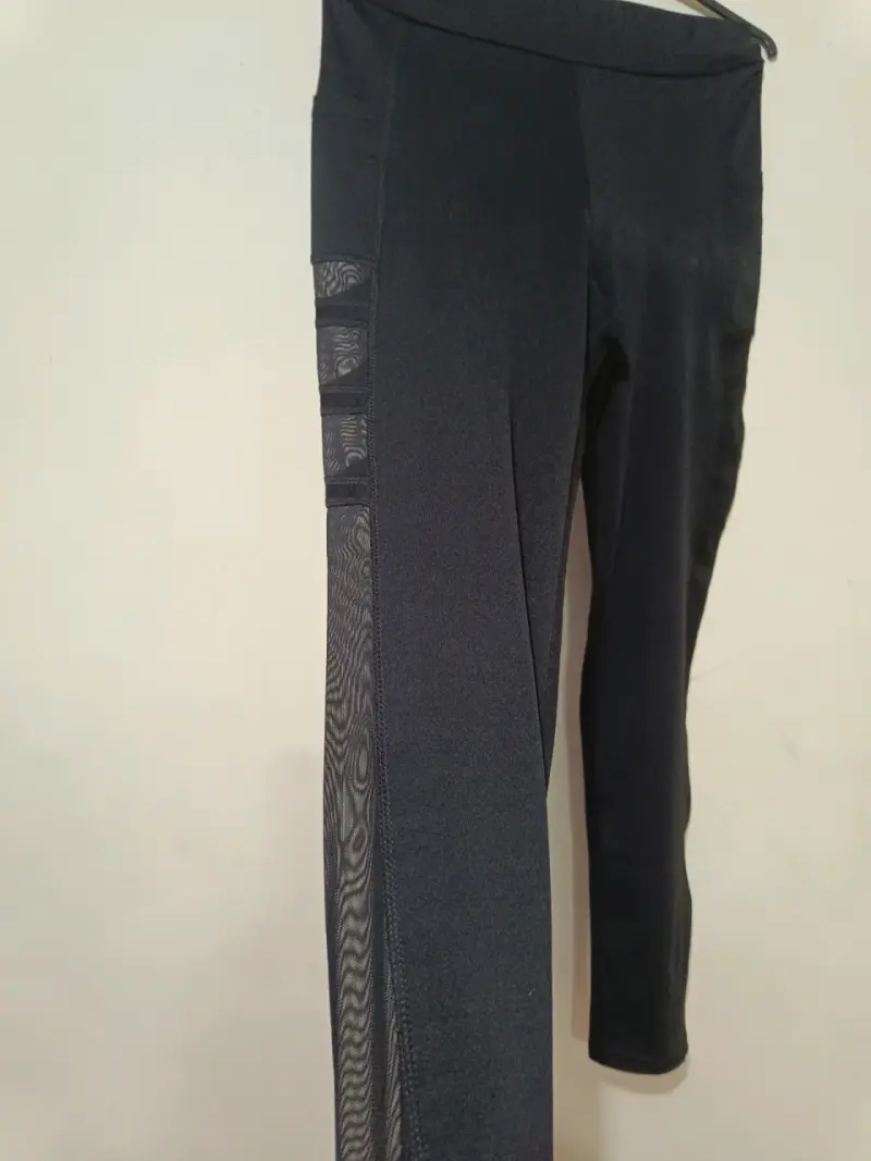 Leggings deportivos negros con paneles de malla - 2