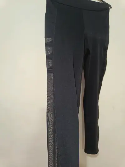 Leggings deportivos negros con paneles de malla - miniatura 2
