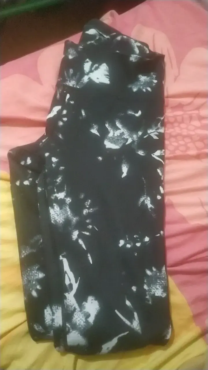Pantalones deportivos negros con estampado floral - 1