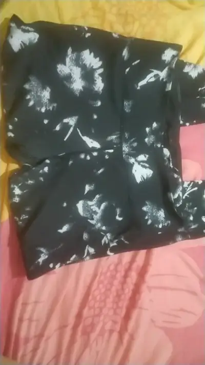 Pantalones deportivos negros con estampado floral - miniatura 2