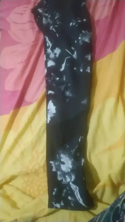 Pantalones deportivos negros con estampado floral - miniatura 3
