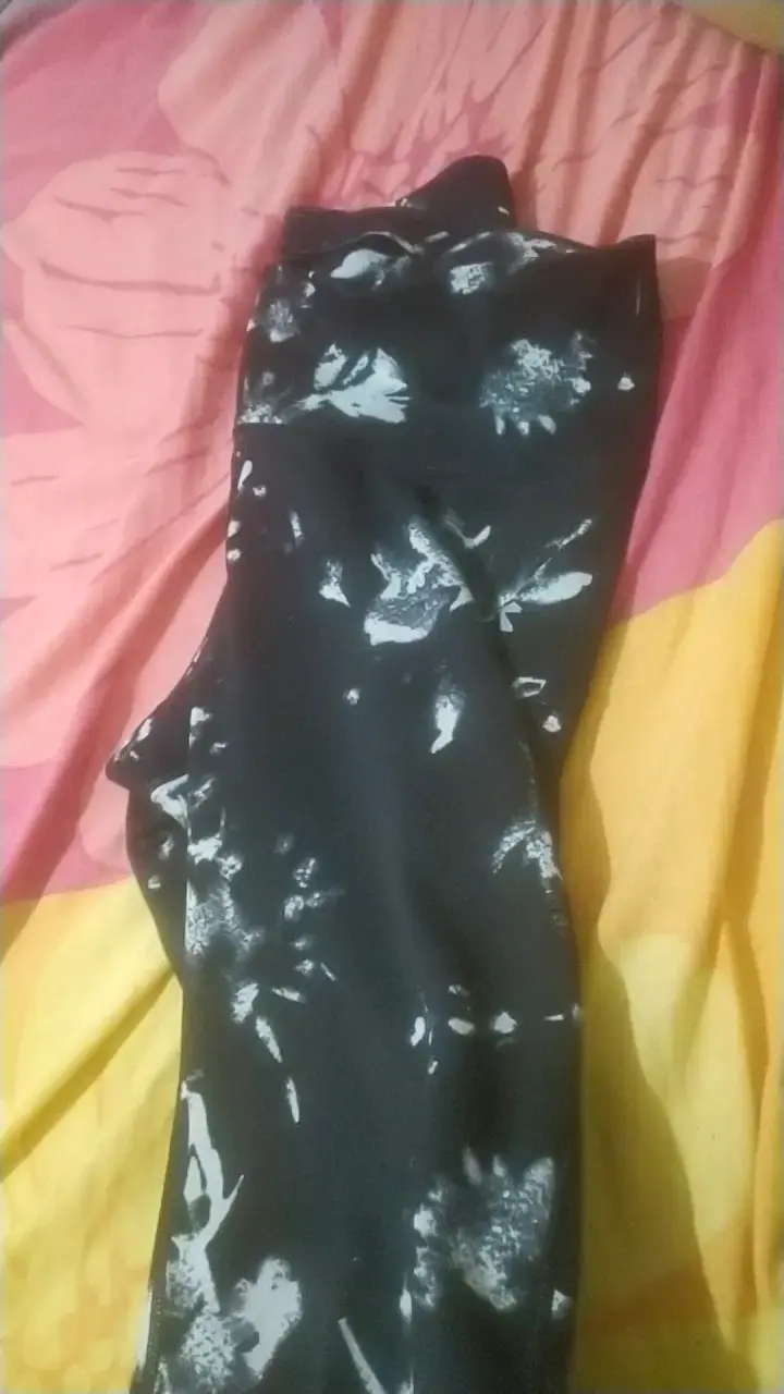 Pantalones deportivos negros con estampado floral - 4
