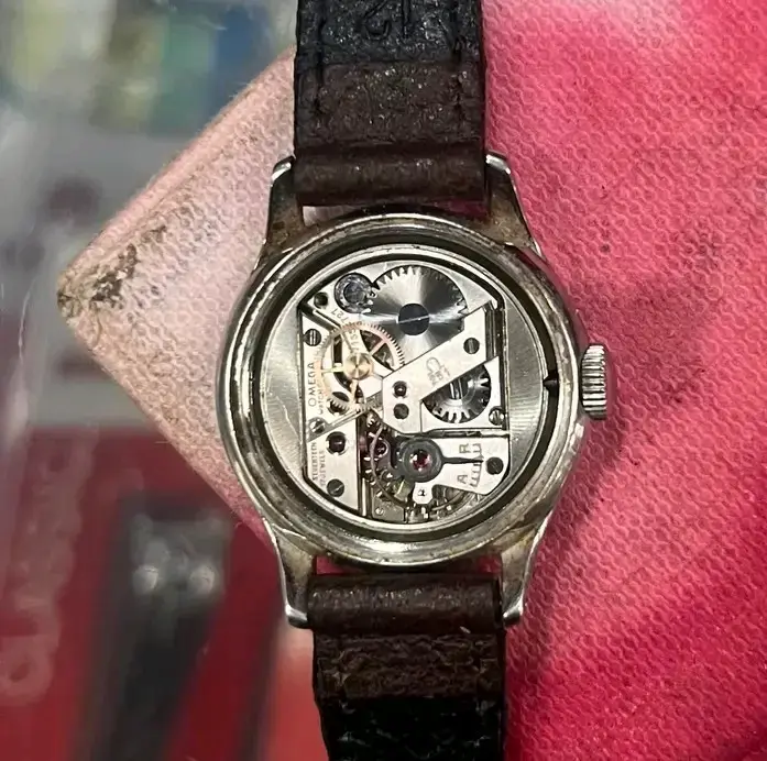 Reloj vintage Omega de pulsera con correa de cuero - 3