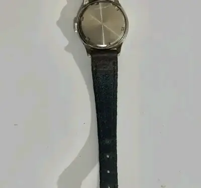 Reloj vintage Omega de pulsera con correa de cuero - miniatura 4