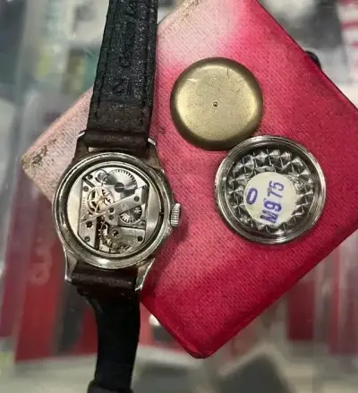 Reloj vintage Omega de pulsera con correa de cuero - miniatura 5
