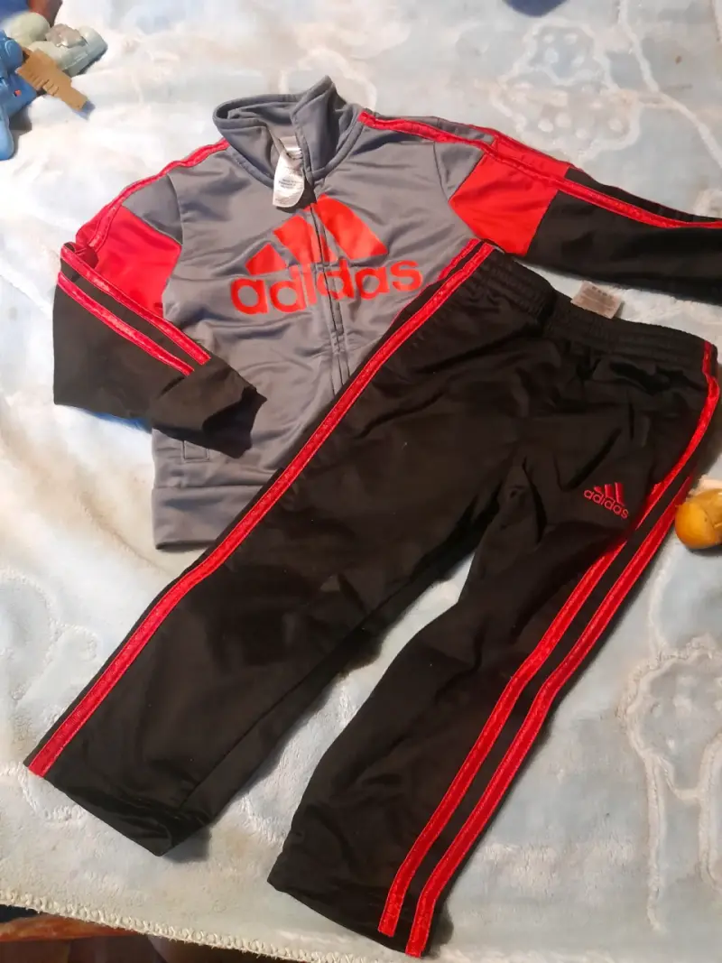 Conjunto deportivo infantil Adidas gris y rojo - 1