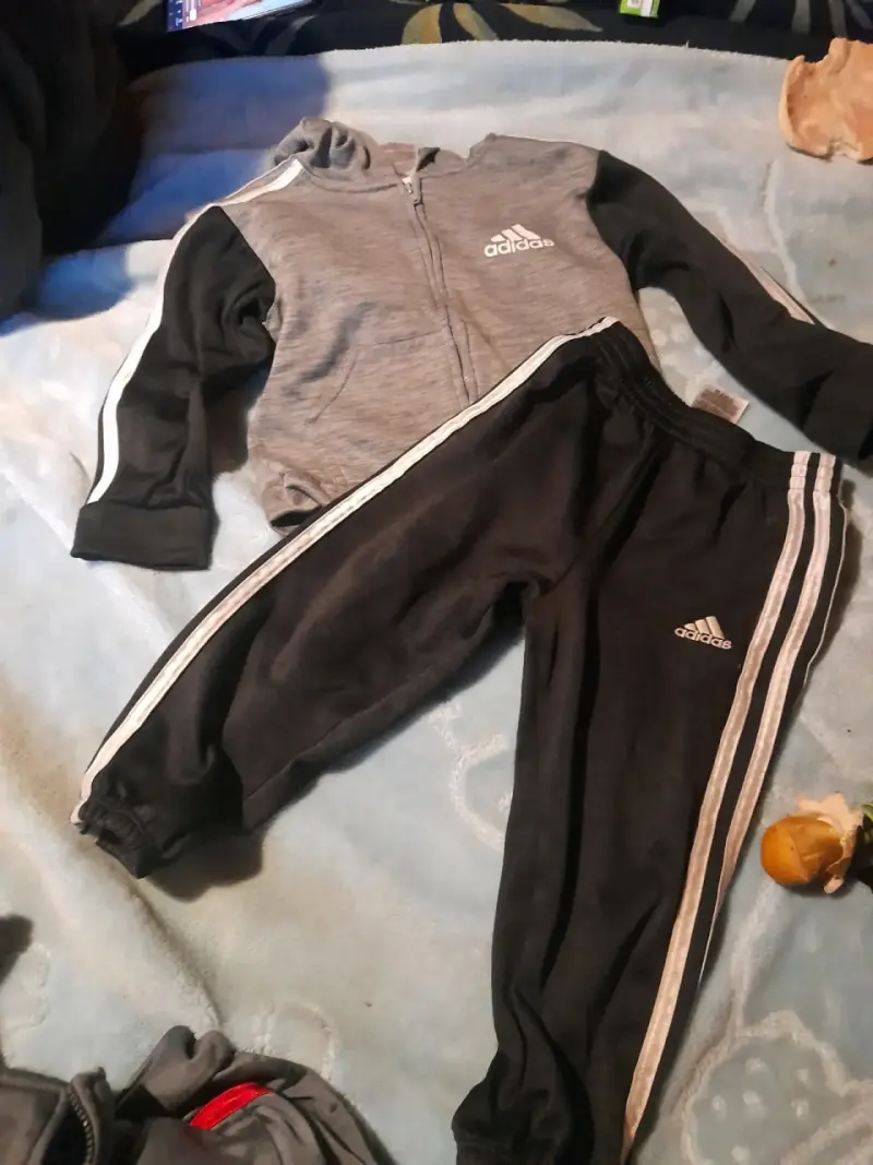 Conjunto deportivo infantil Adidas gris y rojo - 2
