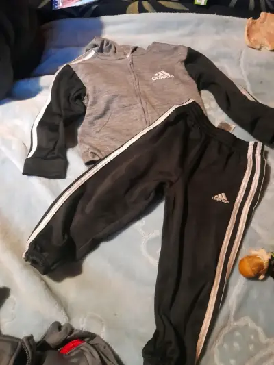Conjunto deportivo infantil Adidas gris y rojo - miniatura 2