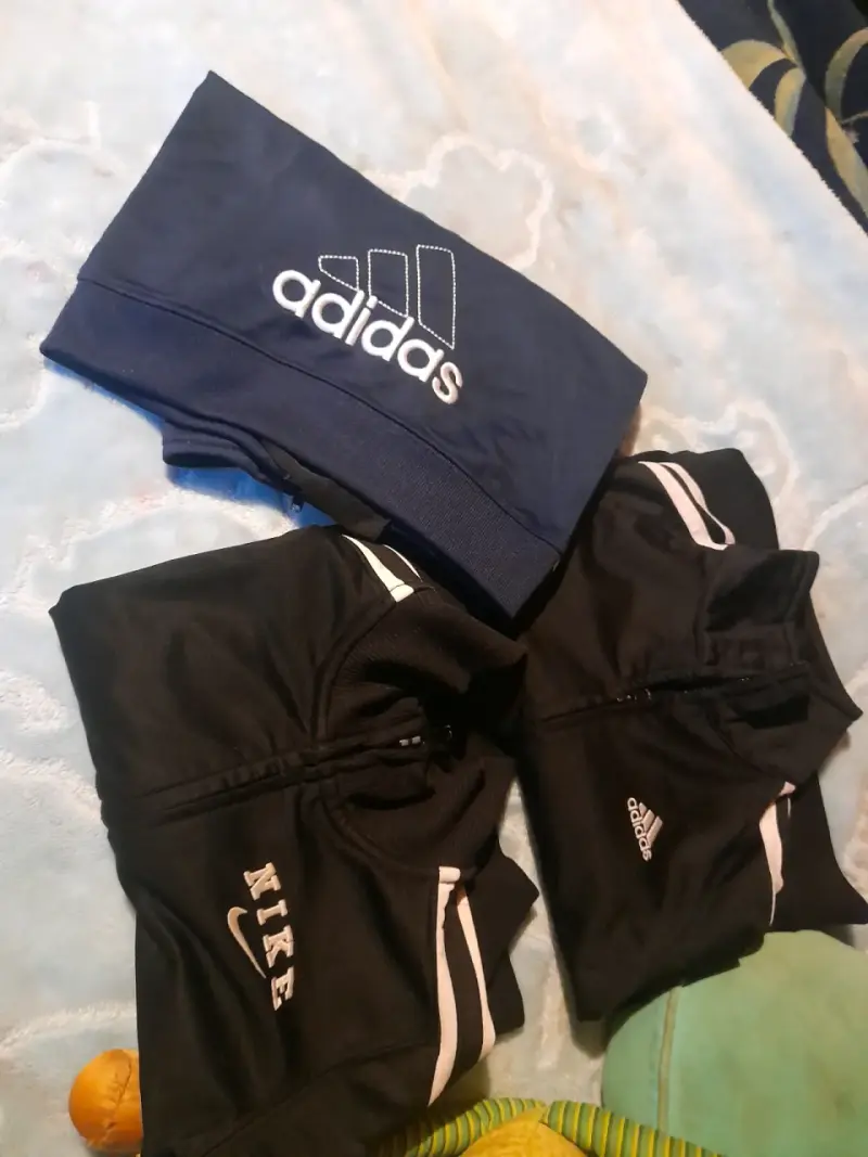 Conjunto deportivo infantil Adidas gris y rojo - 4