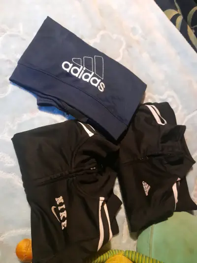 Conjunto deportivo infantil Adidas gris y rojo - miniatura 4