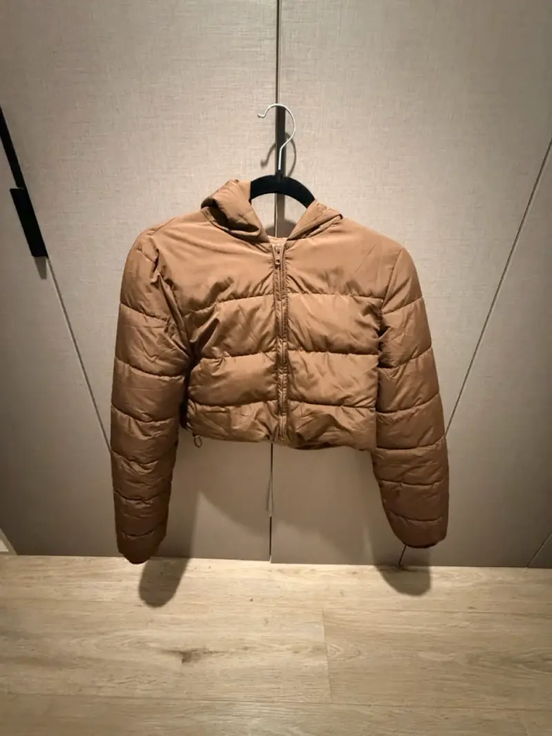 Chaqueta corta acolchada marrón con capucha - 1