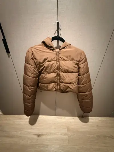Chaqueta corta acolchada marrón con capucha - miniatura 1