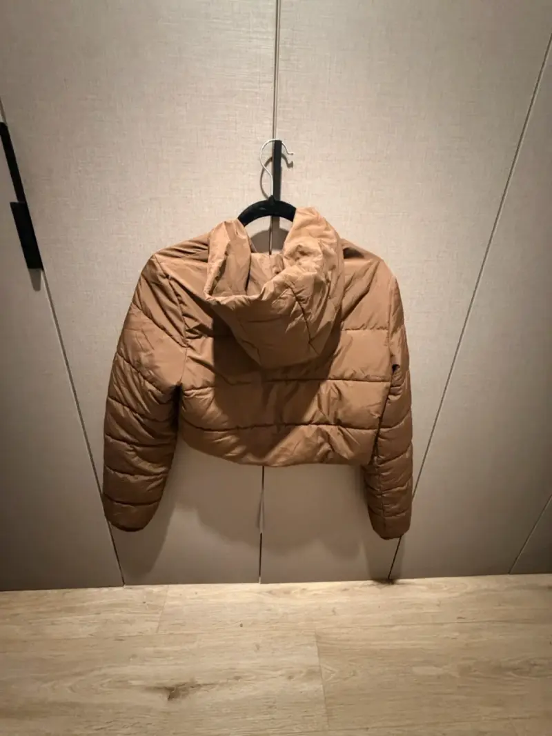 Chaqueta corta acolchada marrón con capucha - 2