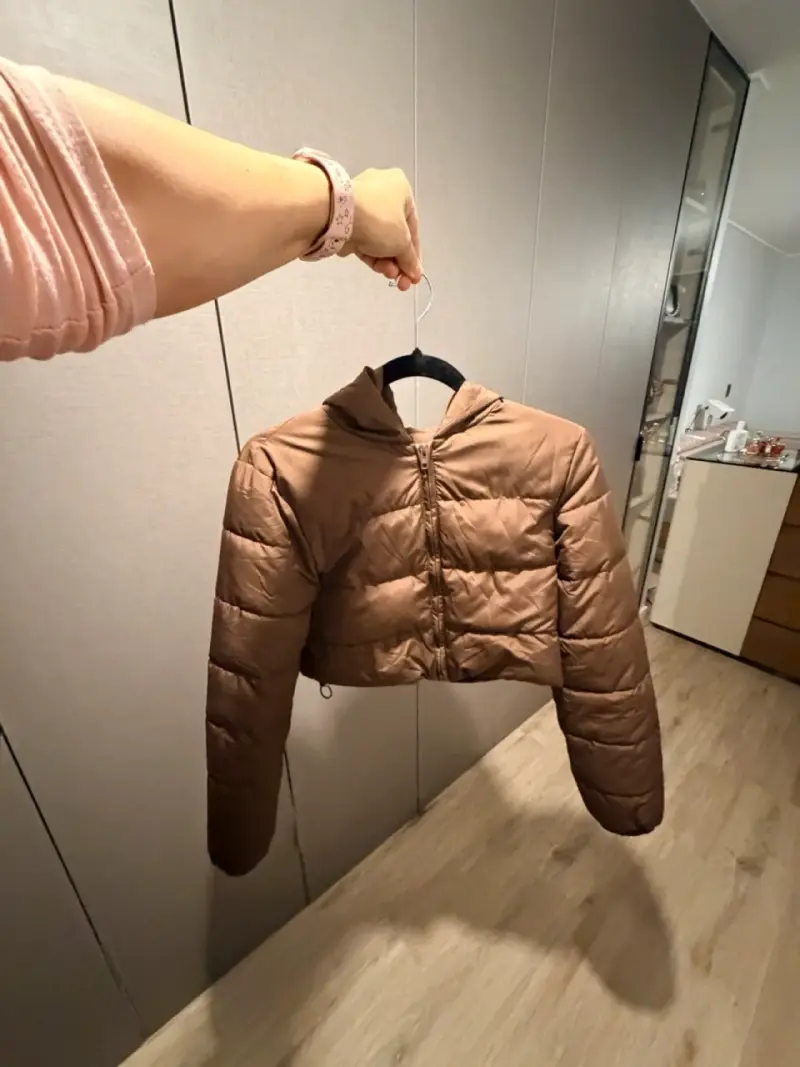 Chaqueta corta acolchada marrón con capucha - 3