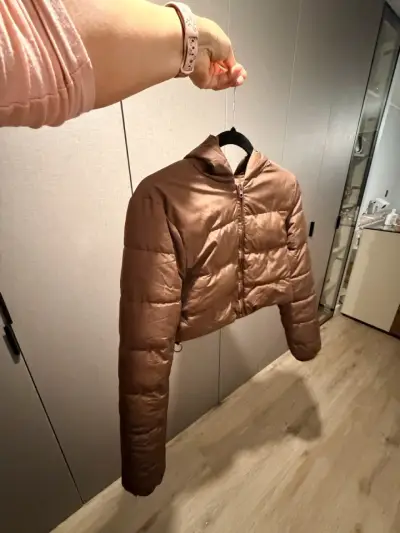 Chaqueta corta acolchada marrón con capucha - miniatura 4