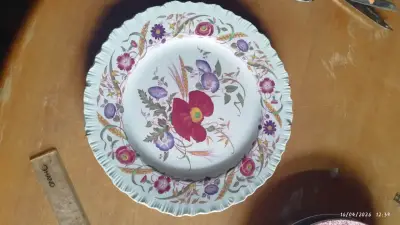 Plato decorativo floral de porcelana Wedgwood - miniatura 1